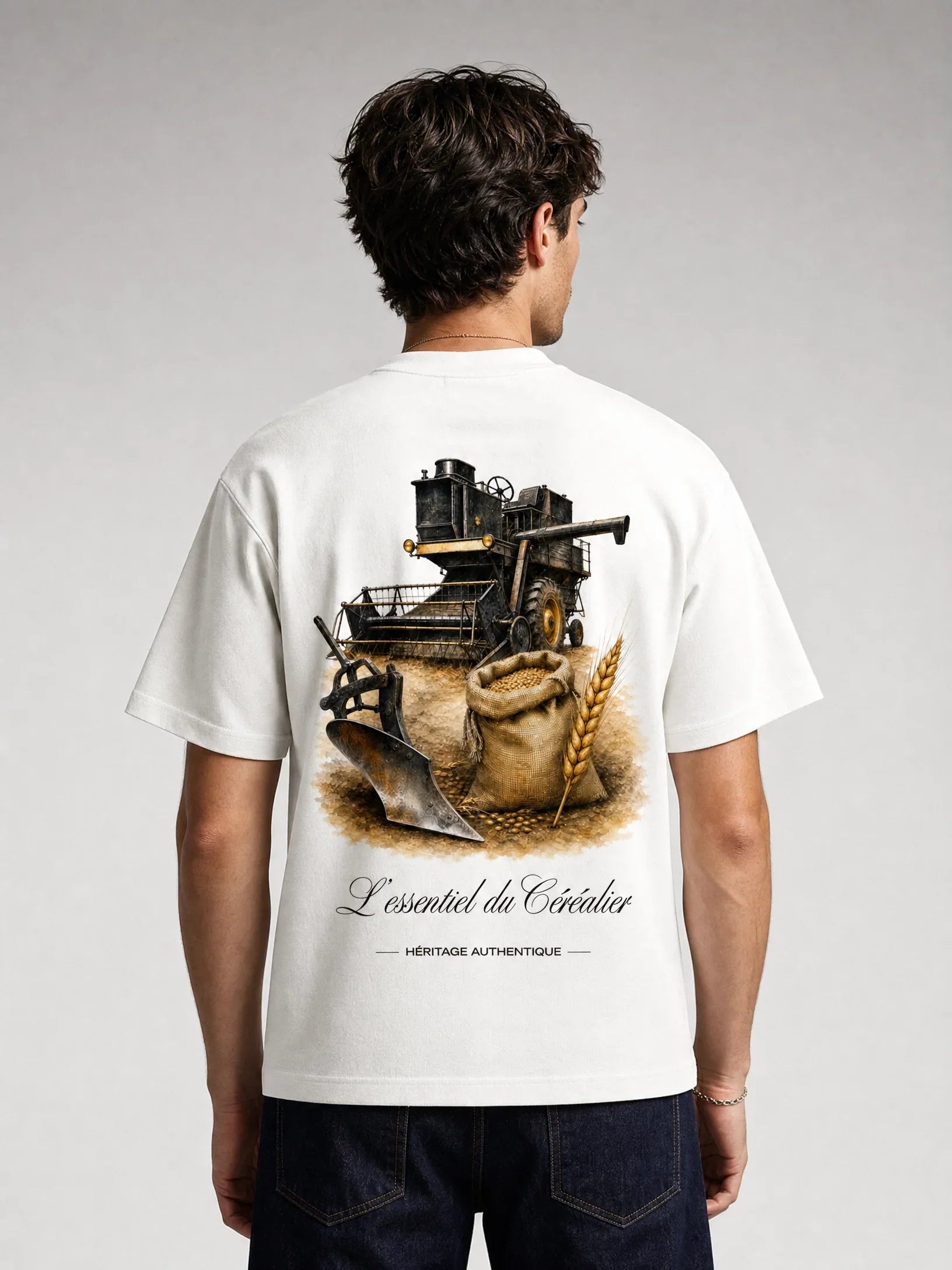 T-shirt blanc Le Céréalier, dos illustré moissonneuse-batteuse, sac de blé et charrue – Héritage Authentique