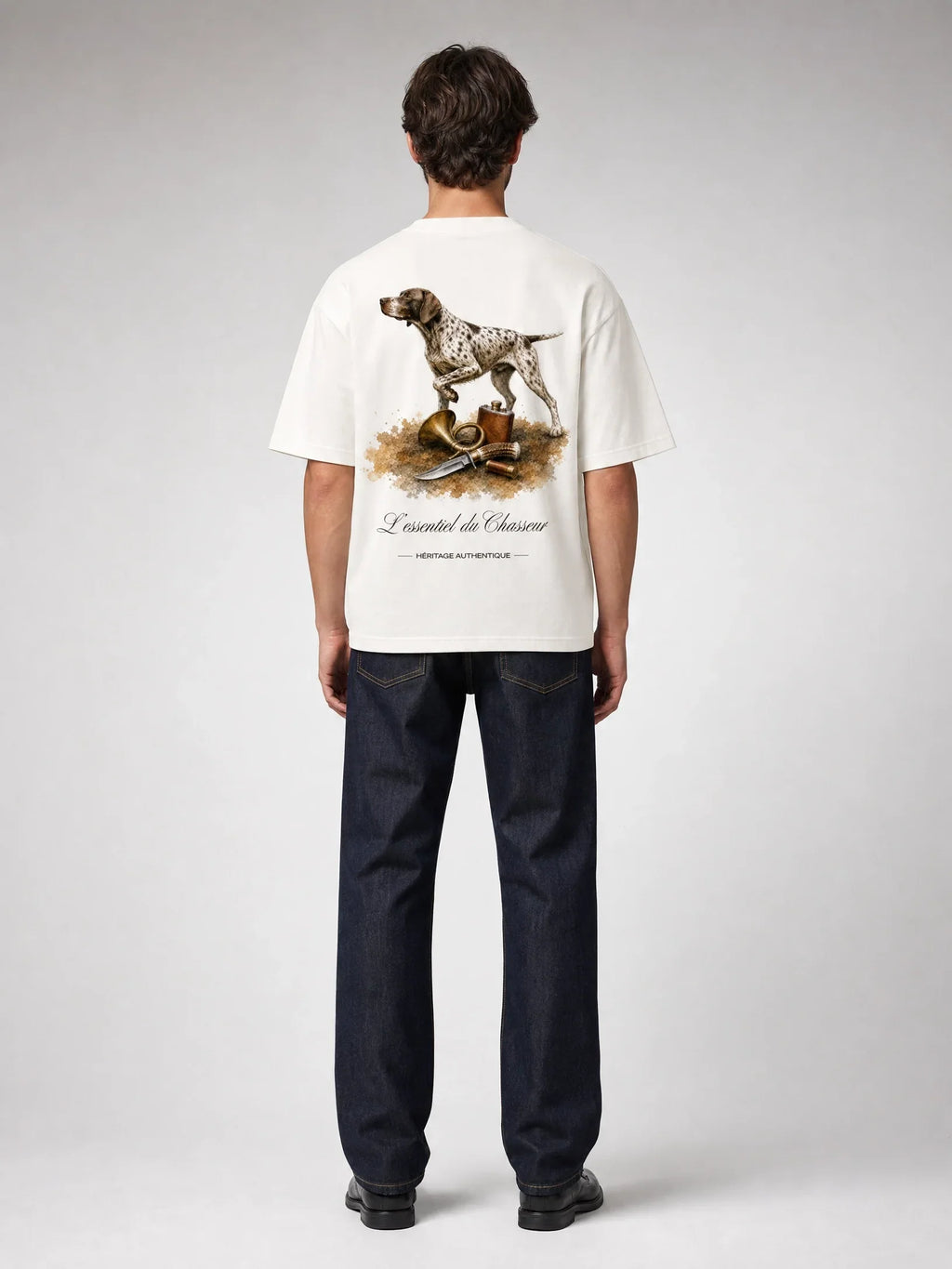 T-shirt blanc Le Chasseur, dos illustré chien d'arrêt, cor de chasse et couteau – Héritage Authentique