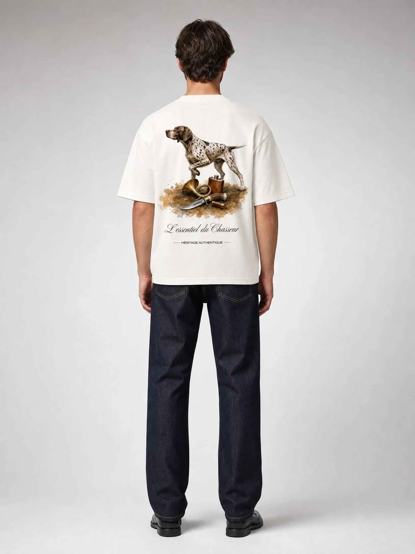 T-shirt blanc Le Chasseur, dos illustré chien d'arrêt, cor de chasse et couteau – Héritage Authentique
