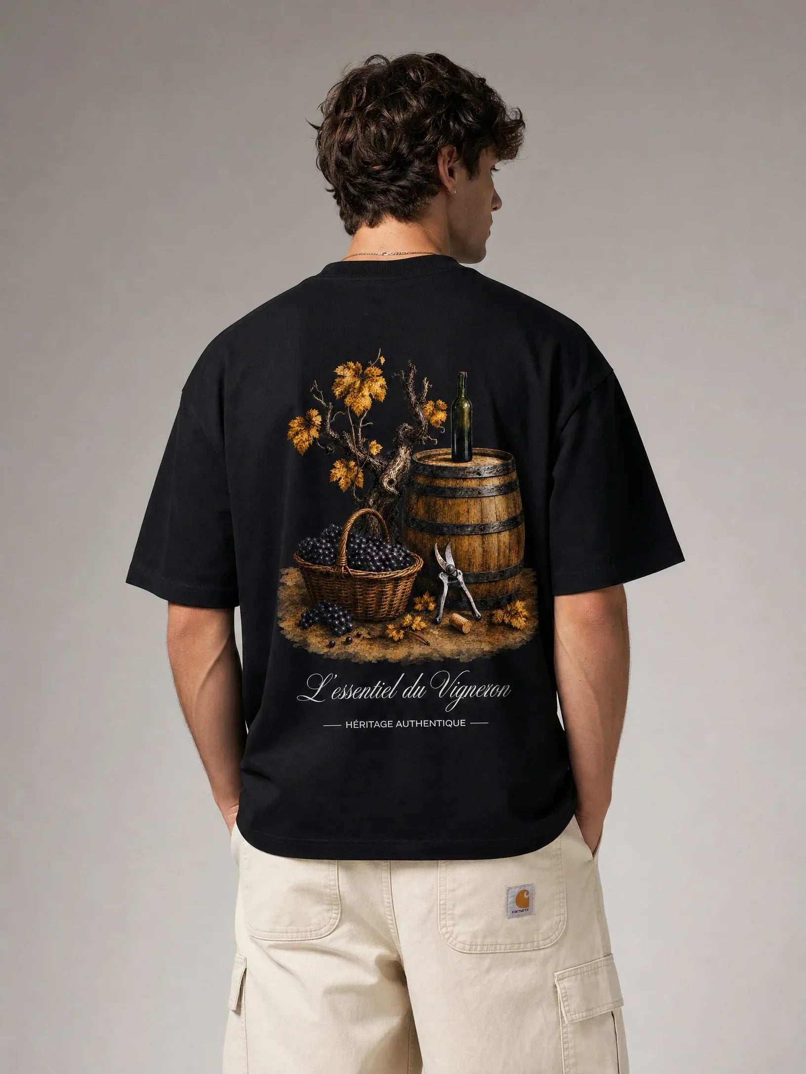 T-shirt noir Le Vigneron, dos illustré vieille vigne, tonneau, raisin et sécateur – Héritage Authentique