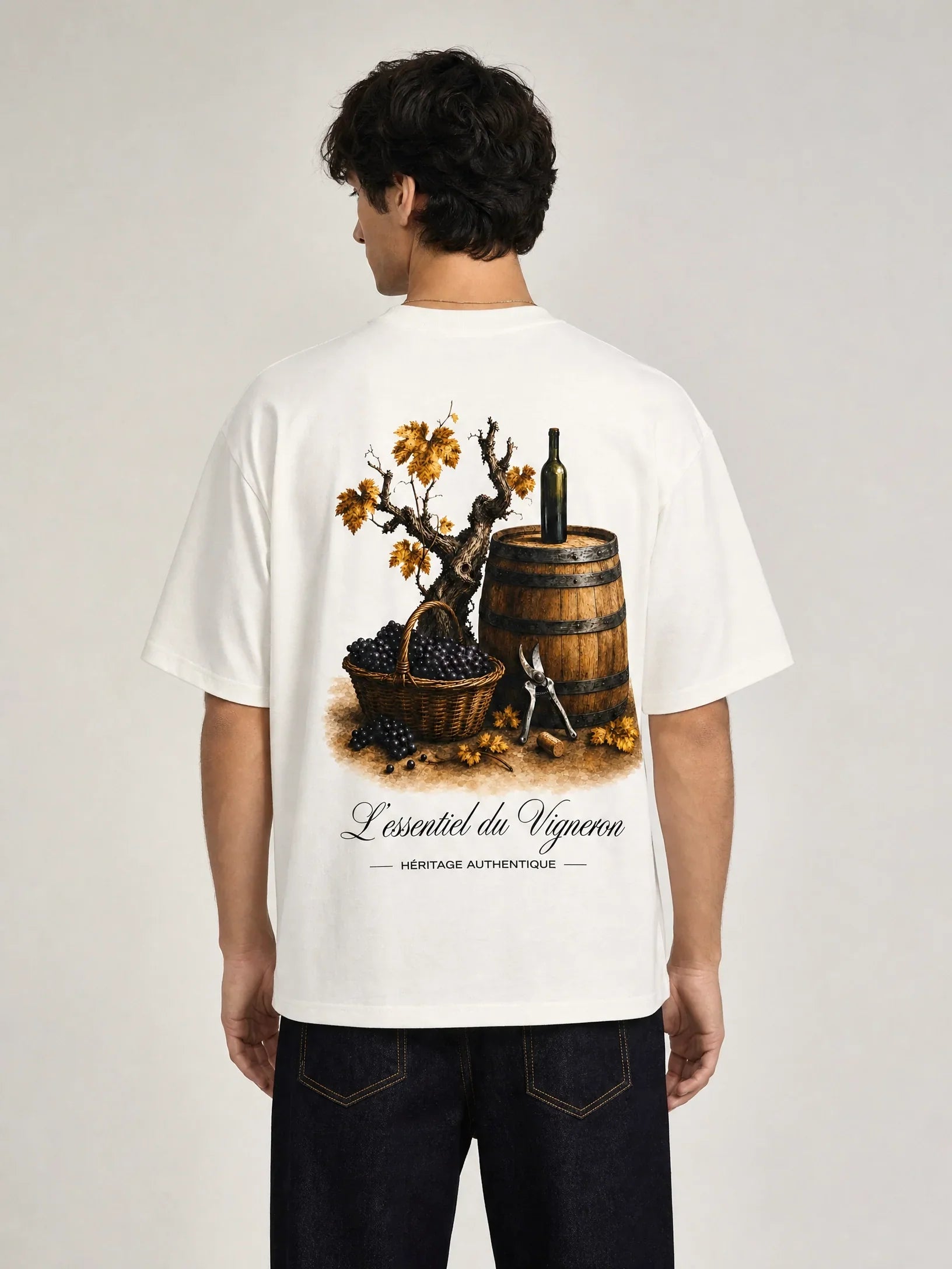 T-shirt blanc Le Vigneron, dos illustré vieille vigne, tonneau, raisin et sécateur – Héritage Authentique